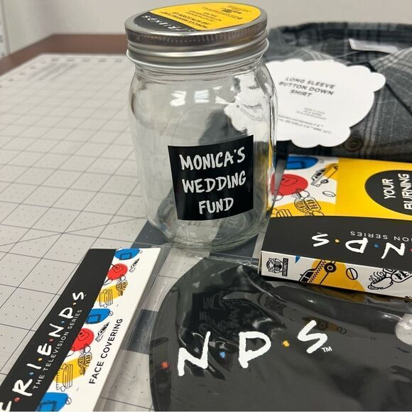 Cutterfly FRIENDS Collectors Bundle Merchandise Gift Box Button Down Shirt, Lrg - Picture 4 of 16